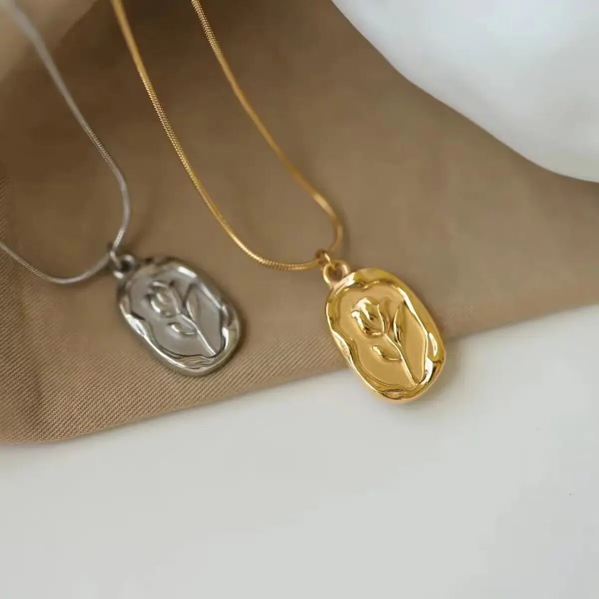 Retro Embossed Tulip Pendant Necklace – Stainless Steel
