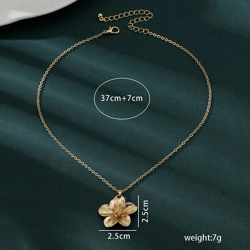 Wrinkled 3D Flower Pendant Necklace