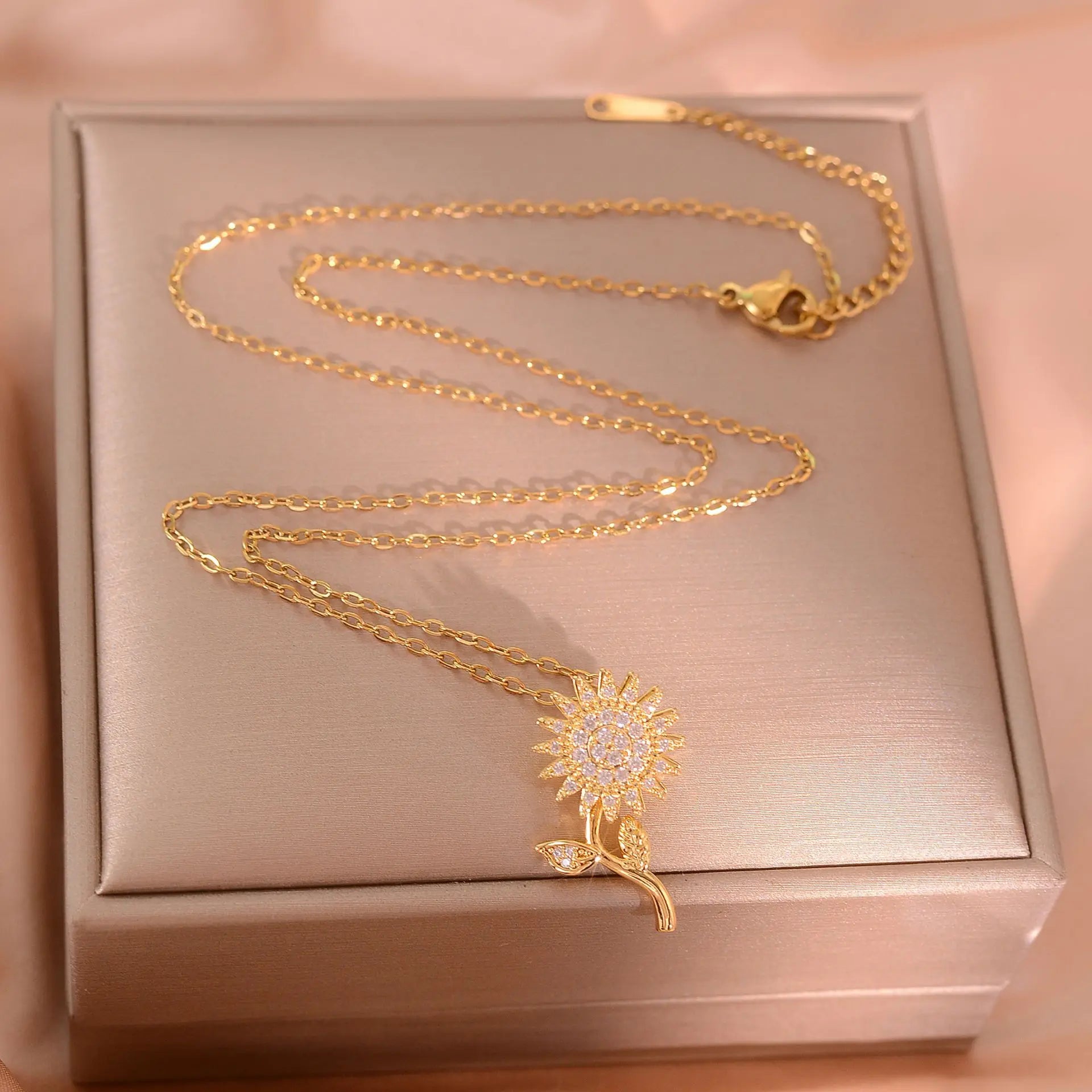 Trendy Spin Sunflower Necklace – Stainless Steel Zircon