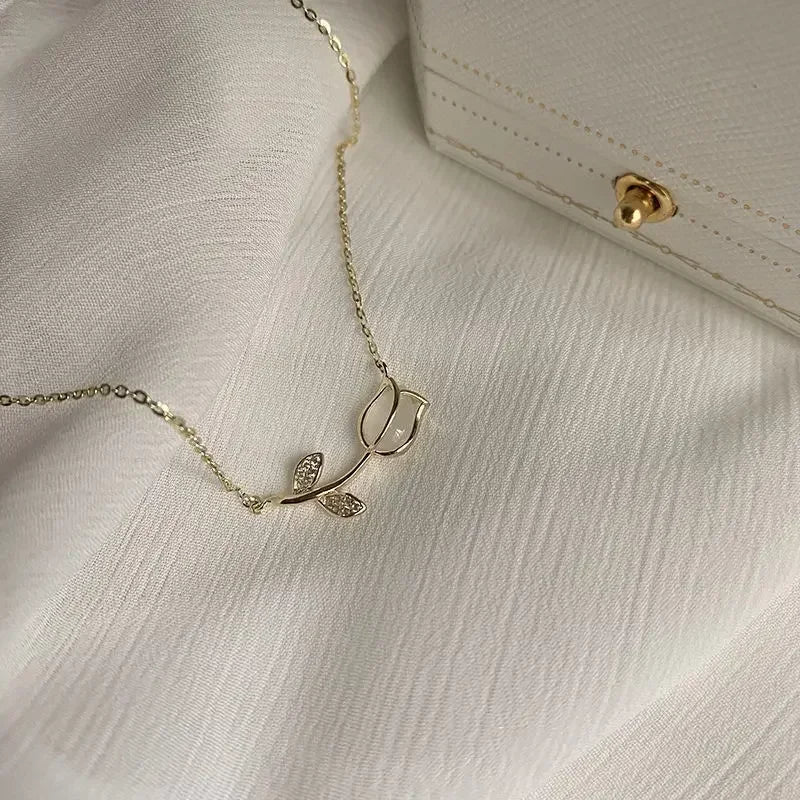 Wrinkled 3D Flower Pendant Necklace