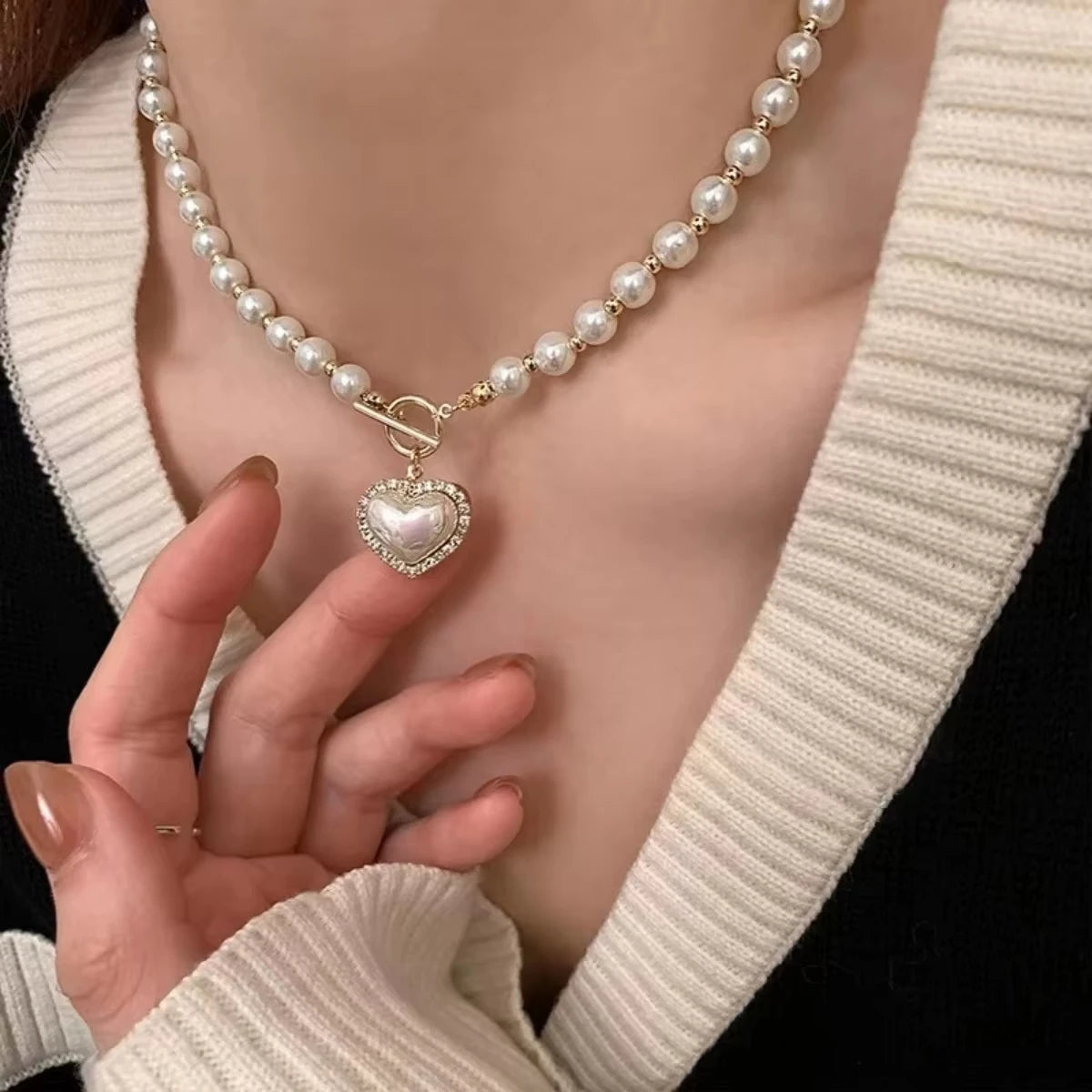 Elegant Pearl Necklace – Heart Pendant Luxury